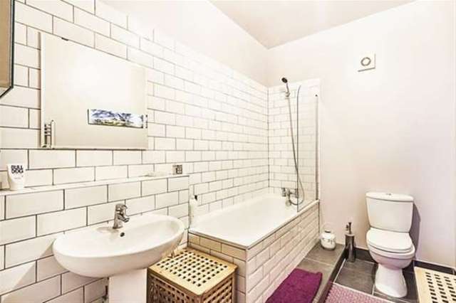  Image of 3 Bedroom Terraced for sale at London, E10 6JG