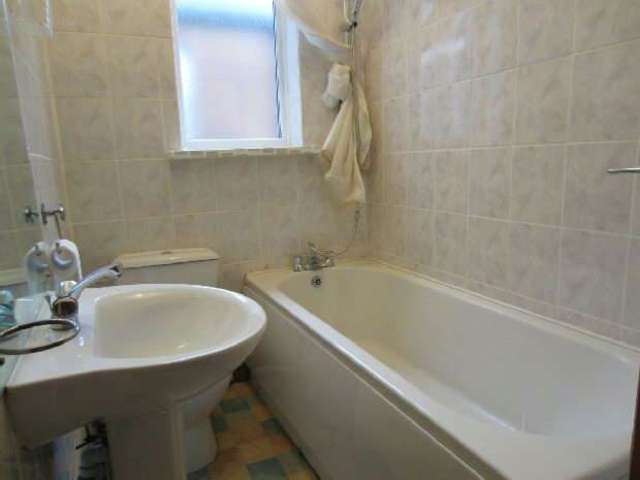  Image of 3 Bedroom Terraced to rent at Granville Avenue  Whalley Range, M16 8JX