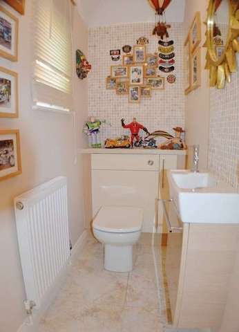  Image of 4 Bedroom Detached for sale at Hempstead Lane  Hailsham, BN27 3AB