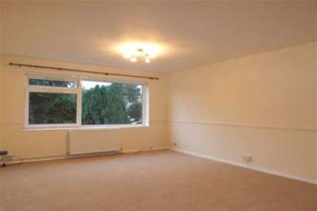  Image of 2 Bedroom Flat to rent at Loughton, IG10 4JE