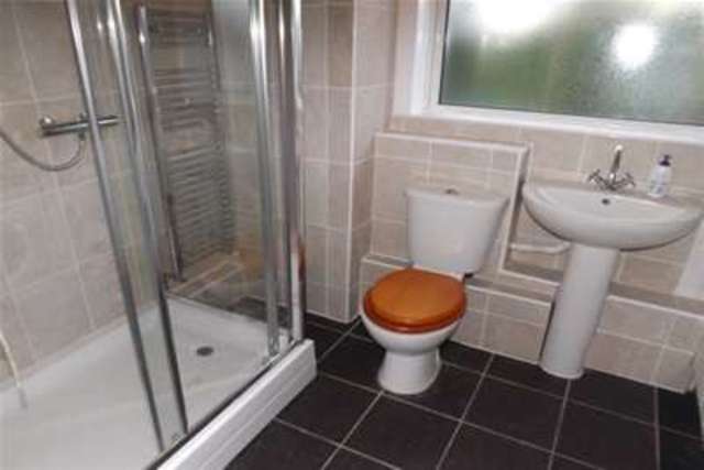  Image of 2 Bedroom Flat to rent at Loughton, IG10 4JE
