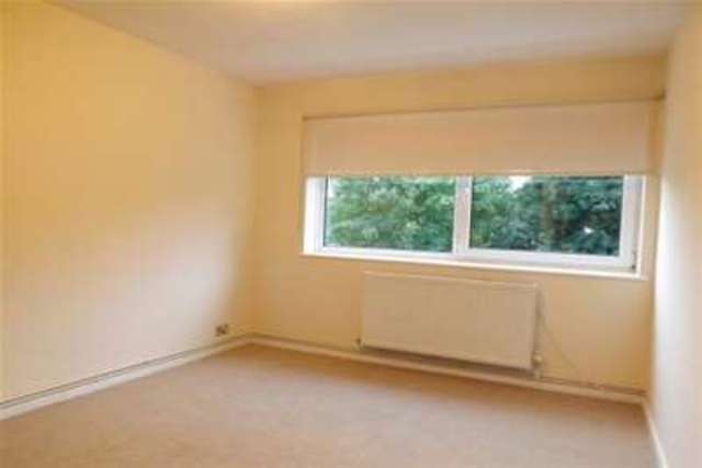  Image of 2 Bedroom Flat to rent at Loughton, IG10 4JE