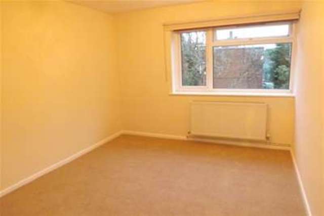  Image of 2 Bedroom Flat to rent at Loughton, IG10 4JE