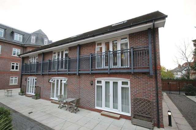  Image of 1 Bedroom Flat to rent at Leret Way  Leatherhead, KT22 7JL