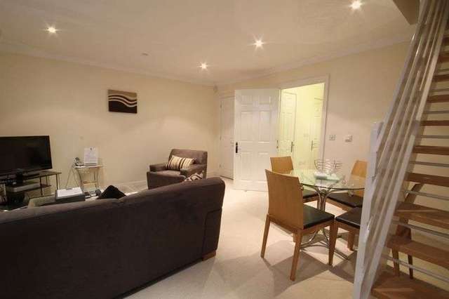  Image of 1 Bedroom Flat to rent at Leret Way  Leatherhead, KT22 7JL