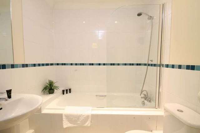  Image of 1 Bedroom Flat to rent at Leret Way  Leatherhead, KT22 7JL