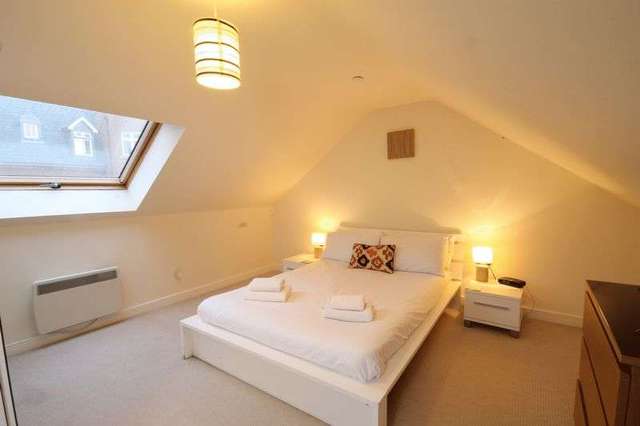  Image of 1 Bedroom Flat to rent at Leret Way  Leatherhead, KT22 7JL