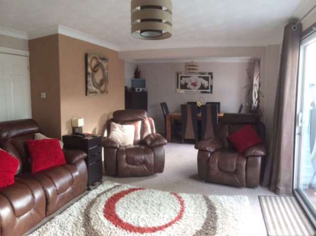  Image of 3 Bedroom Semi-Detached to rent at Linden Leas Thundersley Benfleet, SS7 4BB