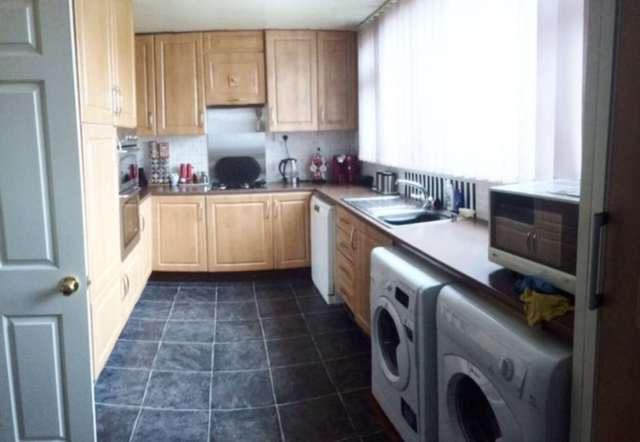  Image of 3 Bedroom Semi-Detached to rent at Linden Leas Thundersley Benfleet, SS7 4BB
