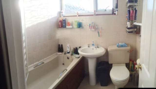  Image of 3 Bedroom Semi-Detached to rent at Linden Leas Thundersley Benfleet, SS7 4BB