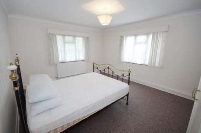  Image of 3 Bedroom Flat to rent at Ferndown  Dudsbury, BH22 8BX