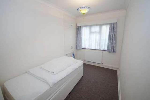  Image of 3 Bedroom Flat to rent at Ferndown  Dudsbury, BH22 8BX