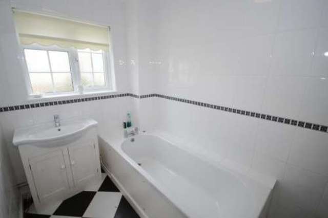  Image of 3 Bedroom Flat to rent at Ferndown  Dudsbury, BH22 8BX