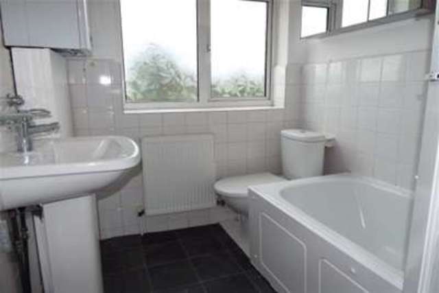  Image of 3 Bedroom Detached to rent at Loughton, IG10 3EP