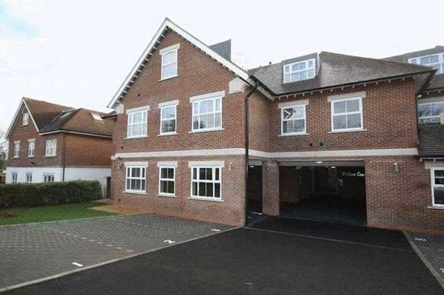  Image of 1 Bedroom Flat to rent at Manor Road  Chigwell, IG7 5PS