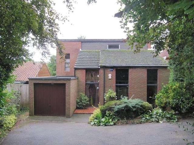  Image of 4 Bedroom Detached to rent at Hill Farm Road  Marlow, SL7 3LX