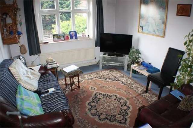  Image of 3 Bedroom Flat for sale at Edgware Edgware, HA8 0DY