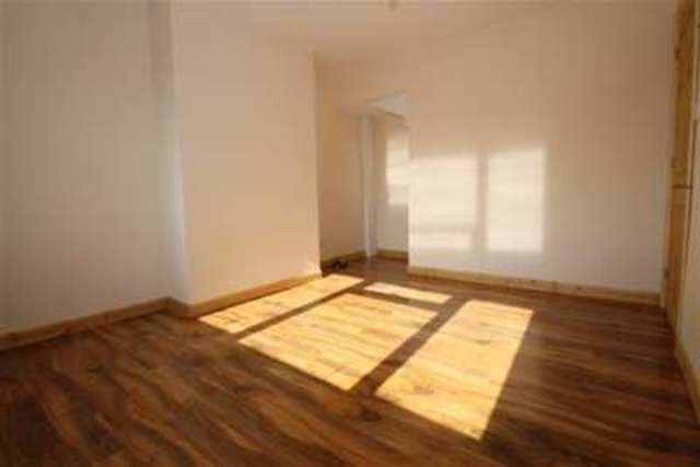  Image of 3 Bedroom Maisonette to rent at London, SE6 3LS