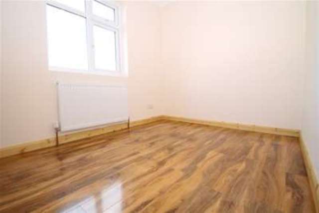  Image of 3 Bedroom Maisonette to rent at London, SE6 3LS