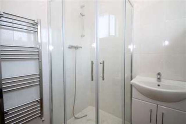  Image of 3 Bedroom Maisonette to rent at London, SE6 3LS