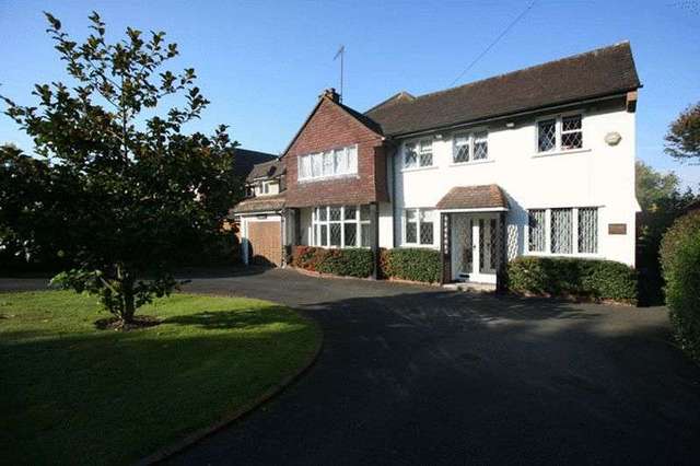  Image of 4 Bedroom Detached to rent at New Forest Lane  Chigwell, IG7 5QN