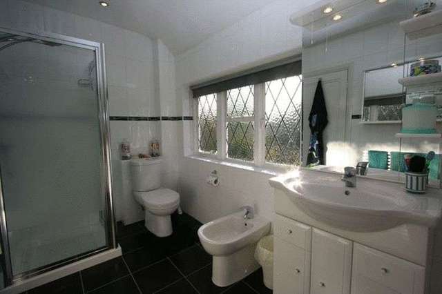  Image of 4 Bedroom Detached to rent at New Forest Lane  Chigwell, IG7 5QN