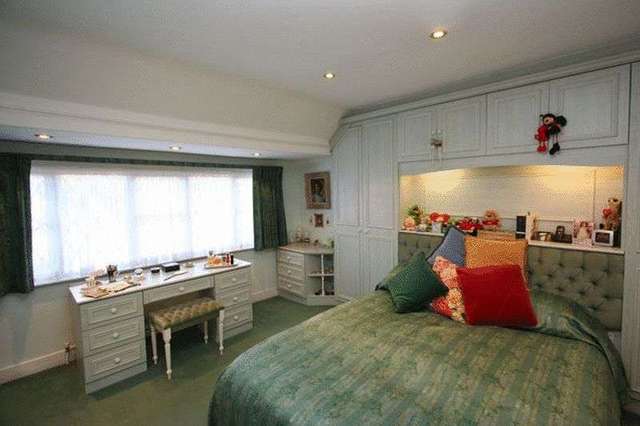  Image of 4 Bedroom Detached to rent at New Forest Lane  Chigwell, IG7 5QN
