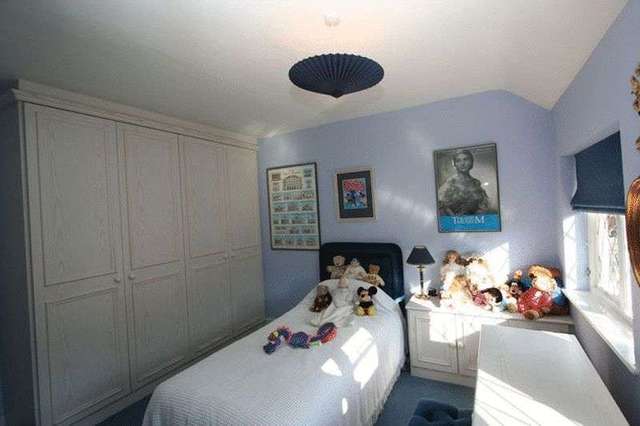  Image of 4 Bedroom Detached to rent at New Forest Lane  Chigwell, IG7 5QN