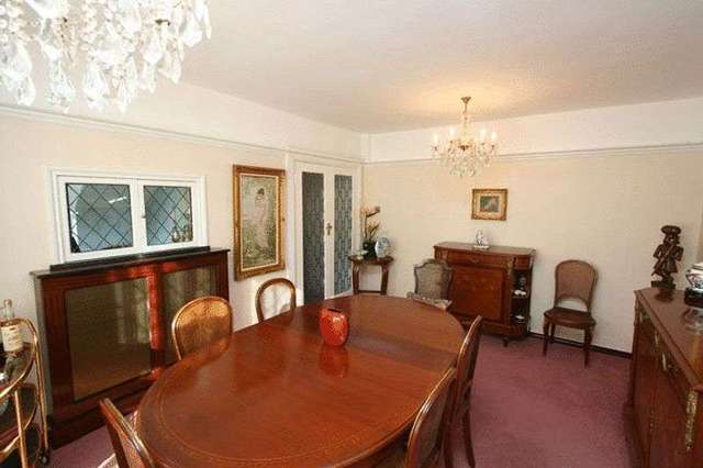  Image of 4 Bedroom Detached to rent at New Forest Lane  Chigwell, IG7 5QN
