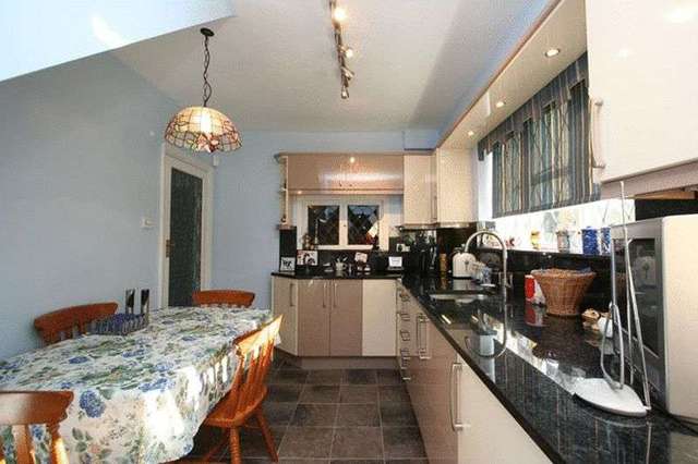  Image of 4 Bedroom Detached to rent at New Forest Lane  Chigwell, IG7 5QN