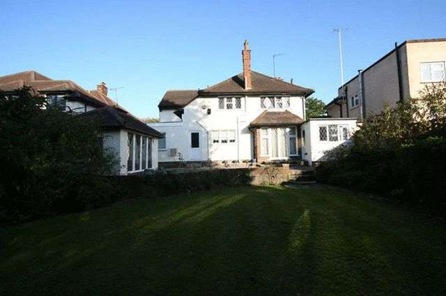  Image of 4 Bedroom Detached to rent at New Forest Lane  Chigwell, IG7 5QN