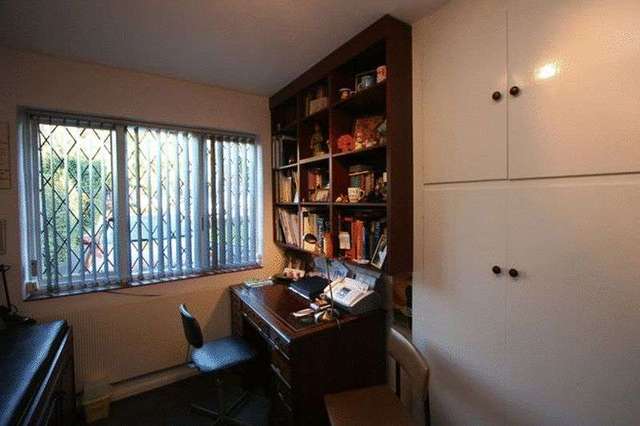  Image of 4 Bedroom Detached to rent at New Forest Lane  Chigwell, IG7 5QN