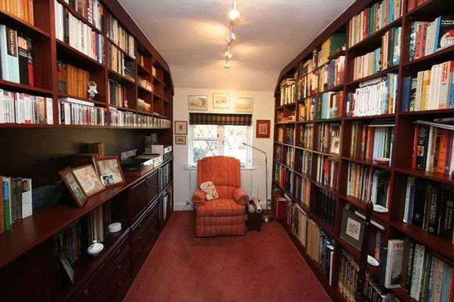  Image of 4 Bedroom Detached to rent at New Forest Lane  Chigwell, IG7 5QN