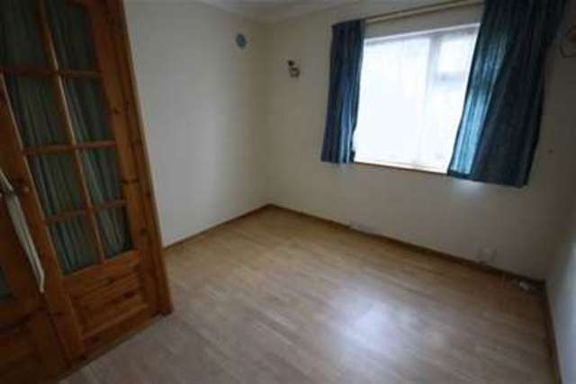  Image of 4 Bedroom Semi-Detached to rent at Purleigh Avenue  Woodford Green, IG8 8DS