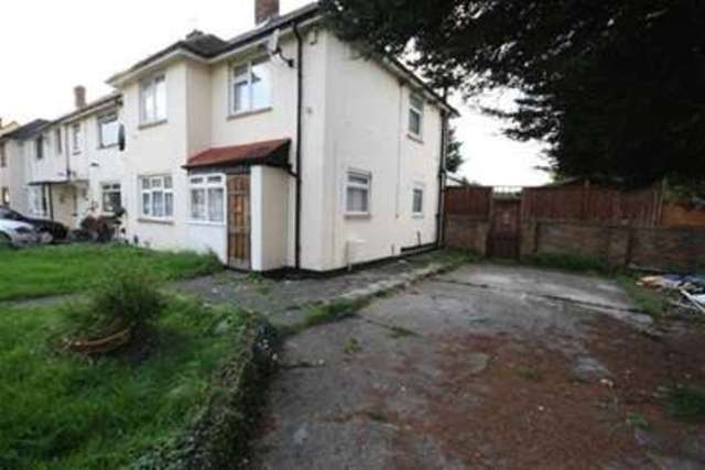  Image of 4 Bedroom Semi-Detached to rent at Purleigh Avenue  Woodford Green, IG8 8DS