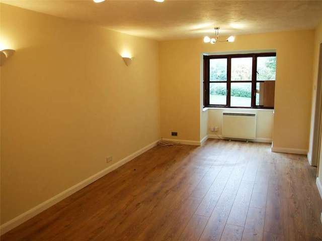 Image of 2 Bedroom Flat to rent at Greenhithe Kent Stone, DA9 9PU