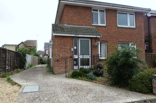  Image of 2 Bedroom Flat to rent at Avondale Road  Newport, PO30 1HE