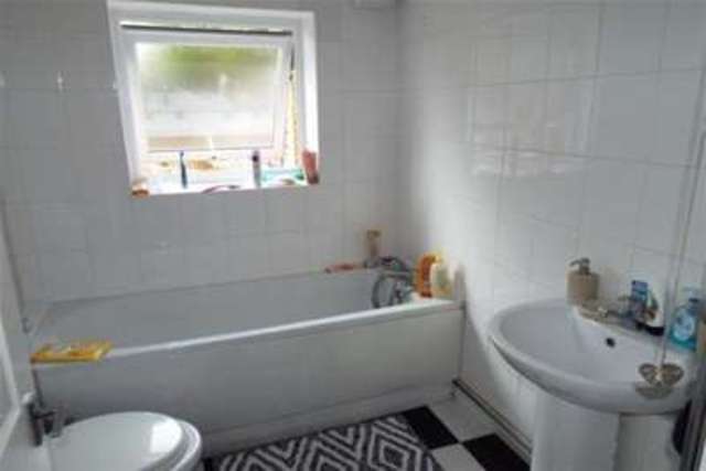  Image of 3 Bedroom Detached to rent at Birmingham, B27 7DX
