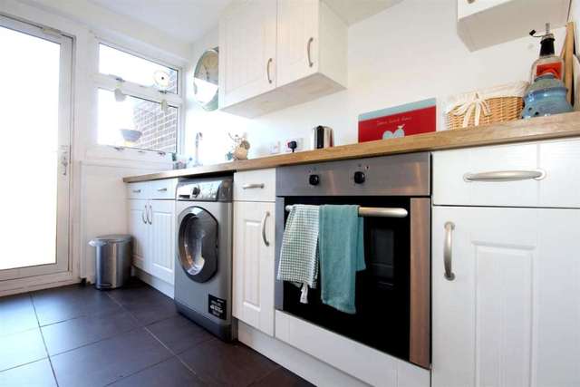  Image of 2 Bedroom Detached for sale at Cambrian Way  Hemel Hempstead, HP2 5TA