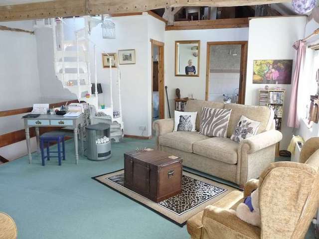  Image of 2 Bedroom Flat to rent at Chapel Street  Wellesbourne, CV35 9QU