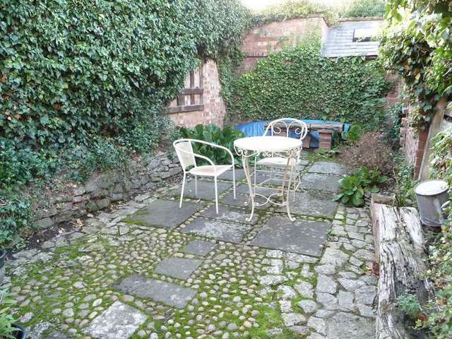  Image of 2 Bedroom Flat to rent at Chapel Street  Wellesbourne, CV35 9QU
