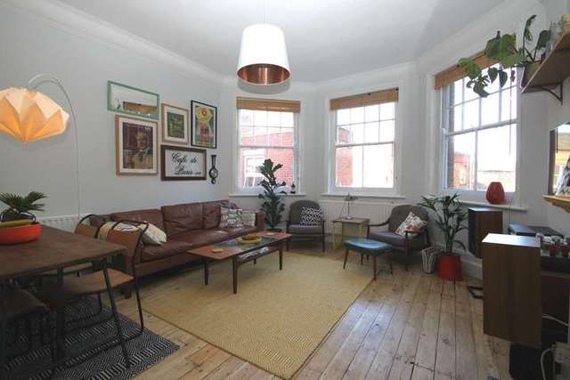  Image of 1 Bedroom Flat for sale at Surbiton Surrey, KT6 4TL