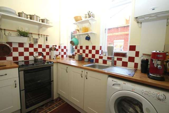  Image of 1 Bedroom Flat for sale at Surbiton Surrey, KT6 4TL