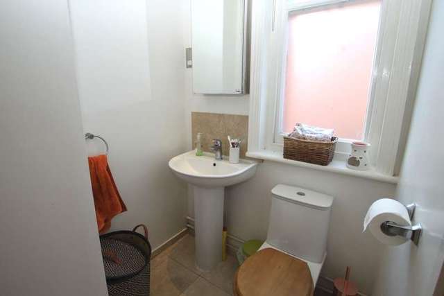  Image of 1 Bedroom Flat for sale at Surbiton Surrey, KT6 4TL
