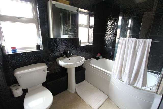  Image of 2 Bedroom Property for sale at Dartmouth Walk  Hull, HU4 7JU