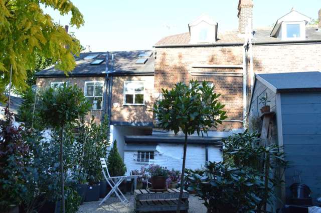  Image of 2 Bedroom Apartment to rent at High Street  Berkhamsted, HP4 1AJ