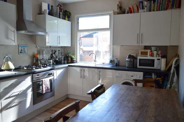  Image of 2 Bedroom Apartment to rent at High Street  Berkhamsted, HP4 1AJ