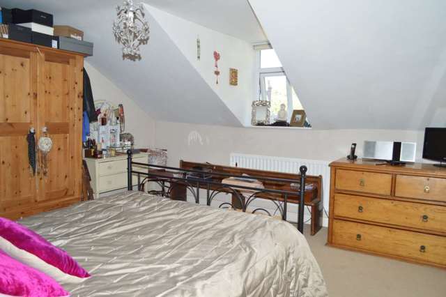  Image of 2 Bedroom Apartment to rent at High Street  Berkhamsted, HP4 1AJ