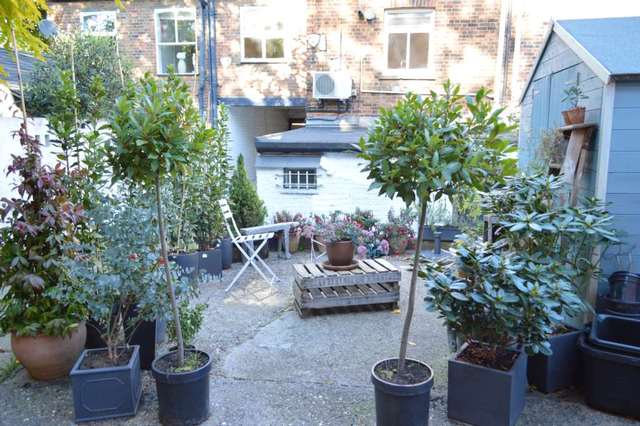  Image of 2 Bedroom Apartment to rent at High Street  Berkhamsted, HP4 1AJ