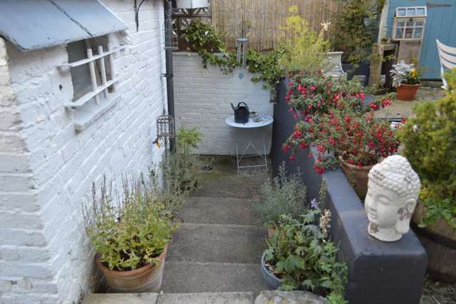  Image of 2 Bedroom Apartment to rent at High Street  Berkhamsted, HP4 1AJ